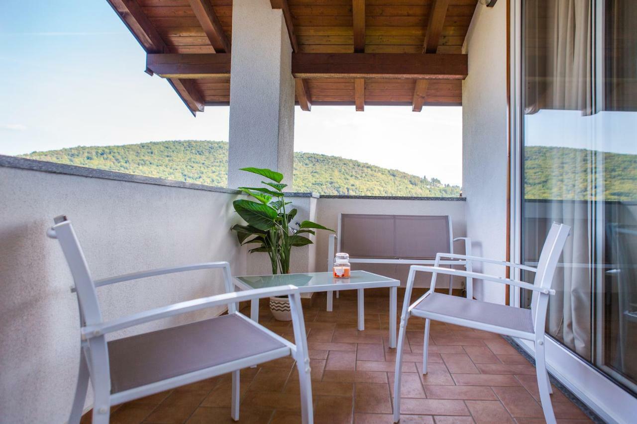 J&J House Apartment Castelmarte Exterior foto